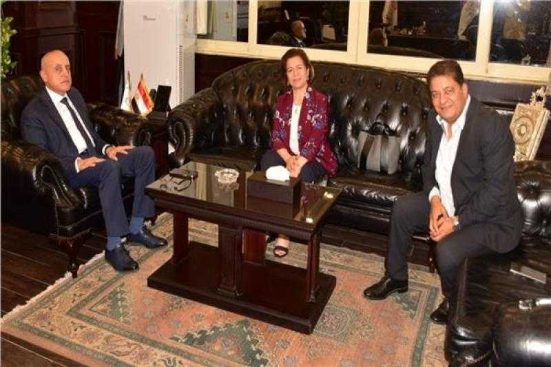 محافظ الأقصر يلتقي إدارة مهرجان الأقصر للسينما الأفريقية لمناقشة استعدادات الدورة الخامسة عشرة