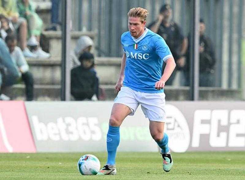 نابولي يعلن إصابة دي بروين بتمزق عضلي وغيابه لمدة شهرين