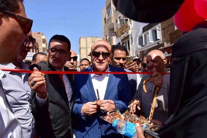 محافظ الأقصر يفتتح سوق اليوم الواحد بمركز ومدينة إسنا لتوفير السلع بأسعار مخفضة