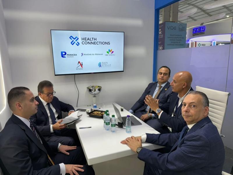 وزير الصحة يعقد اجتماعاً مع ممثلي شركتي «E-Health» و«Rain Stella» على هامش ملتقى الصحة العالمي 2025 في السعودية