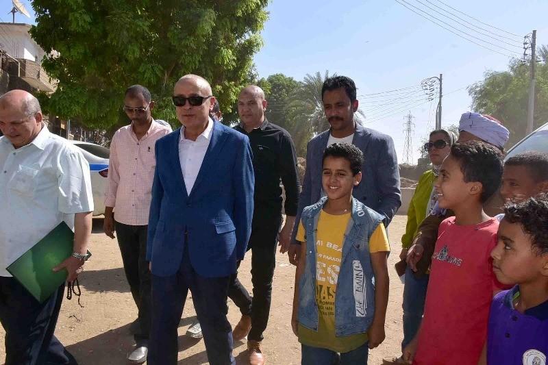 محافظ الأقصر يفي بوعده للطفل الشاذلي ويسكن أسرته في منزل جديد.. تفاصيل