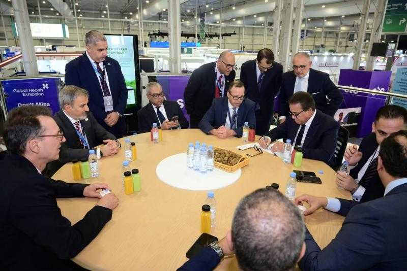 وزير الصحة يلتقي وفد شركة «أبوت» لتعزيز التعاون في الرعاية الصحية وتطوير التشخيص الطبي