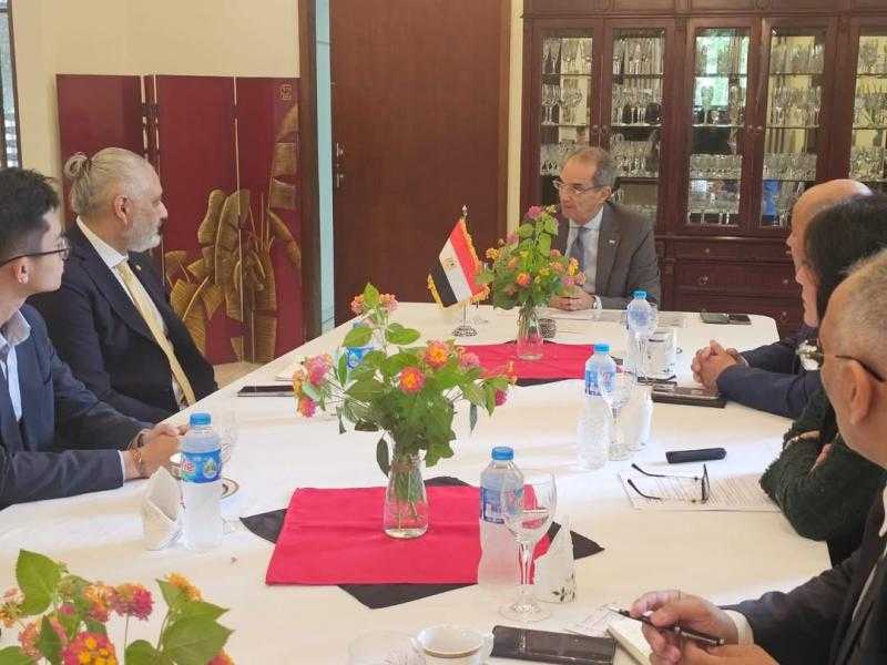 وزير الاتصالات يبحث مع شركات عالمية الاستثمار في مجالات الاتصالات والتحول الرقمي وتصنيع الإلكترونيات