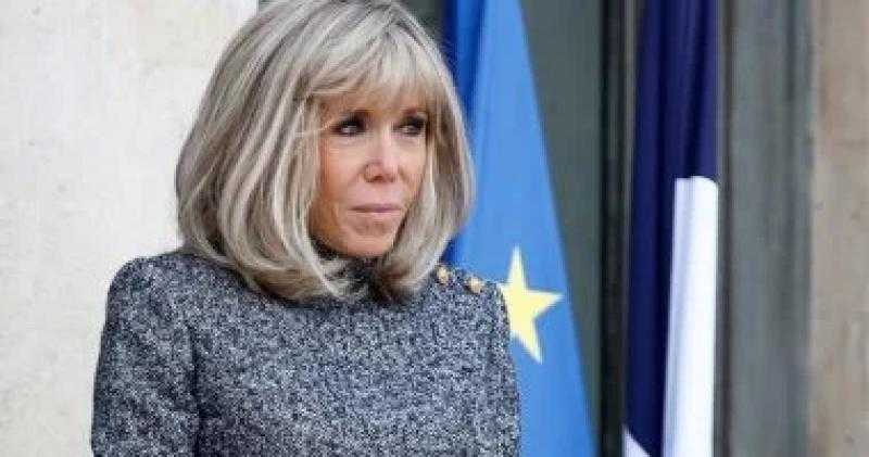 فرنسا تبدأ محاكمة 10 أشخاص شككوا فى هوية زوجة الرئيس ماكرون الجنسية