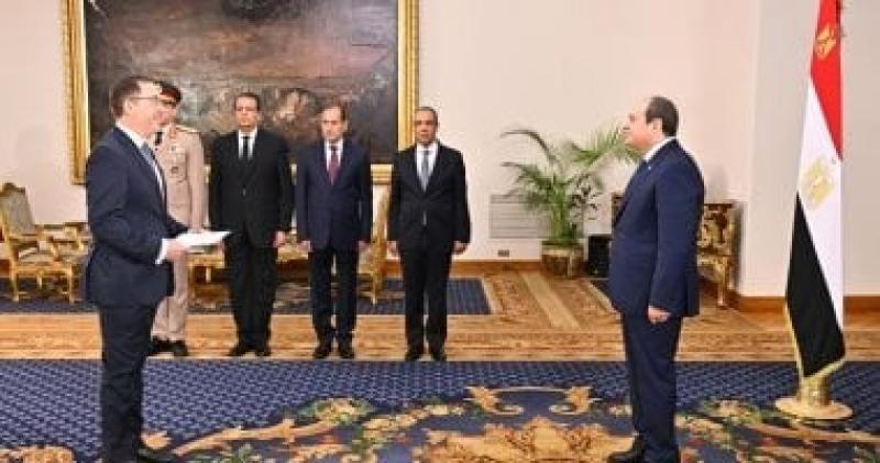 سفير بريطانيا يقدم أوراق اعتماده للرئيس السيسى.. ويؤكد: شراكة راسخة بين البلدين