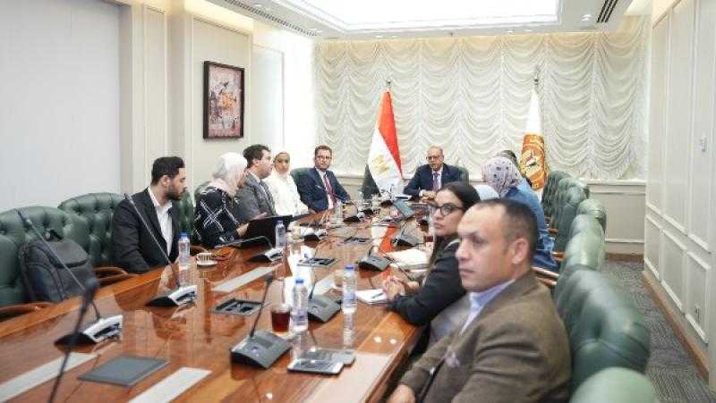 العمل تبحث استخدام تطبيقات الذكاء الاصطناعي في تطوير خدمات الوزارة