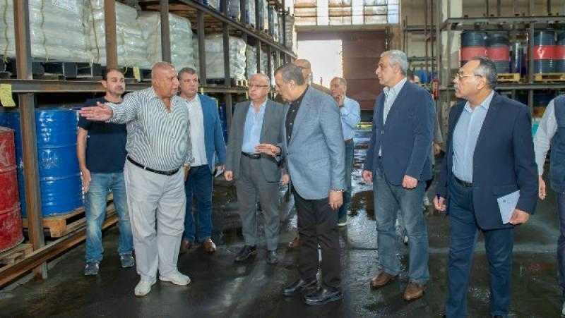 وزير الإنتاج الحربي يطمئن على سير العملية الإنتاجية بمصنع 99 الحربي