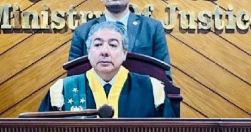 محاكمة أب تعدى على طفلته وأجبر زوجته على توقيع إيصالات أمانة.. غدا