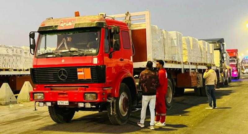 الهلال الأحمر المصري يطلق قافلة زاد العزة الـ60 حاملة 9800 طن مساعدات إلى غزة