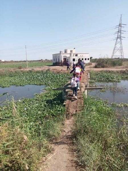 كوبري الغنايمة على وشك الانهيار.. أرواح الأطفال والمسنين في خطر