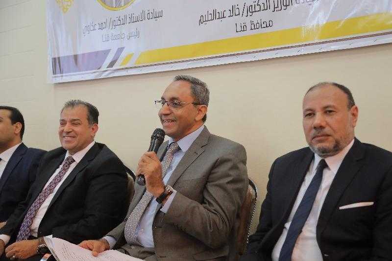 محافظ قنا: تنفيذ أكبر مشروع لتخزين بطاريات الطاقة