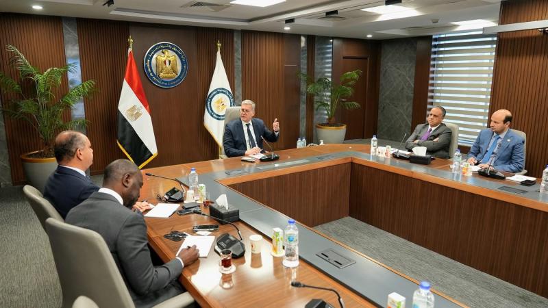 وزير البترول والثروة المعدنية يبحث تعزيز التعاون مع مؤسسة التمويل الأفريقية