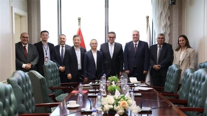 وزير الصحة يبحث مع ممثلي ”هيك فيچن” تعزيز استخدام الذكاء الاصطناعي بالقطاع الصحي