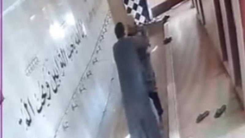 شاب يعتدي على مسن داخل مسجد بالغربية لخلافهما على آذان الفجر