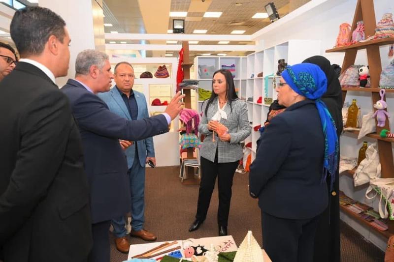 وزيرة التضامن الاجتماعي تتفقد جناح معرض ”ديارنا للحرف اليدوية والتراثية” بمطار شرم الشيخ الدولي