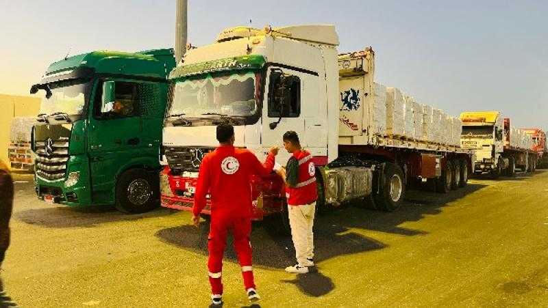 الهلال الأحمر يدفع بأكثر من 300 ألف سلة غذائية وألف طن مواد بترولية عبر قافلة «زاد العزة»