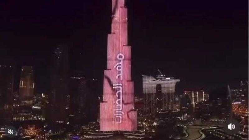 برج خليفة يتزين بنقوش الحضارة المصرية احتفالا بالمتحف الكبير