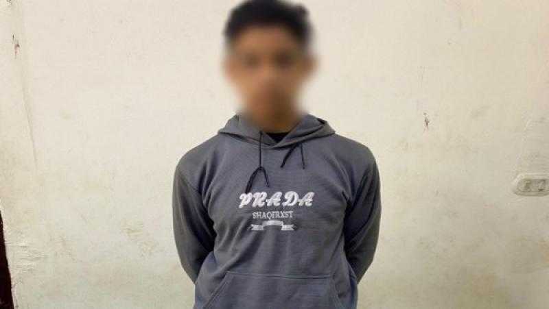 عاتبه بسبب معاكسة فتاة.. القبض على طالب تعدى على أخر بسلاح أبيض في دمياط