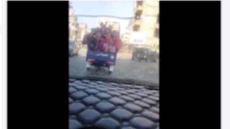 بعد تداول فيديو لطلبة مدرسة بالصندوق.. القبض على قائد تروسيكل