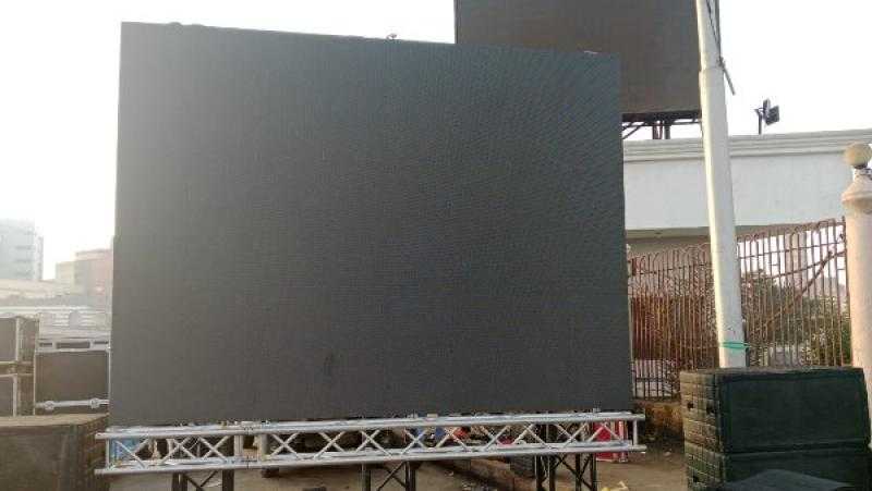 شاشات عرض كبيرة بميادين القليوبية لعرض احتفالية افتتاح المتحف المصري الكبير.. صور