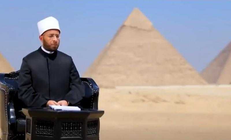 أسامة الأزهري من أمام الأهرامات: مصر كانت وما زالت مهد الحكمة ومصدر الإلهام