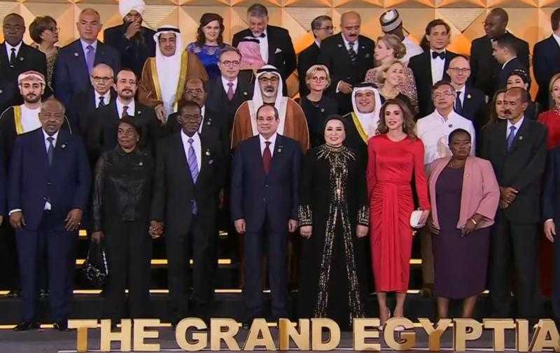 الرئيس السيسي والسيدة قرينته يتوسطان صورة تذكارية مع الوفود المشاركة في احتفالية المتحف الكبير