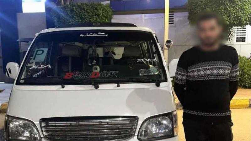 القبض على سائق ميكروباص أشار لمواطن بحركات خارجة بسبب الأجرة