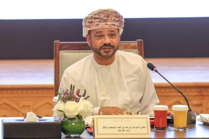 وزير الخارجية العماني يؤكد التزام بلاده بالحوار كوسيلة لتحقيق الاستقرار الإقليمي