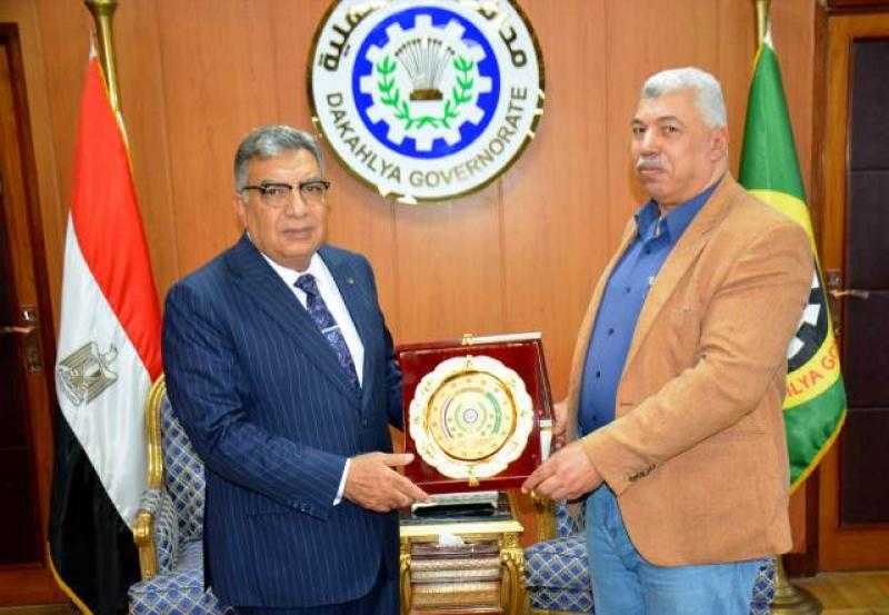 محافظ الدقهلية يكرم قيادتين تنفيذيتين تقديرًا لعطائهما وجهودهما المتميزة