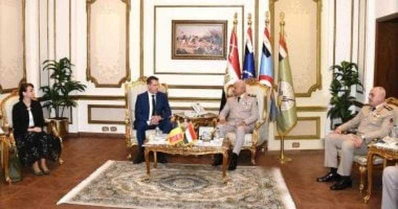 الفريق أول عبد المجيد صقر يلتقى وزير الدفاع الرومانى