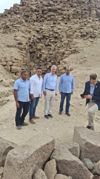 ملك بلجيكا في جولة خاصة بسقارة وأبو صير بعد افتتاح المتحف المصري الكبير