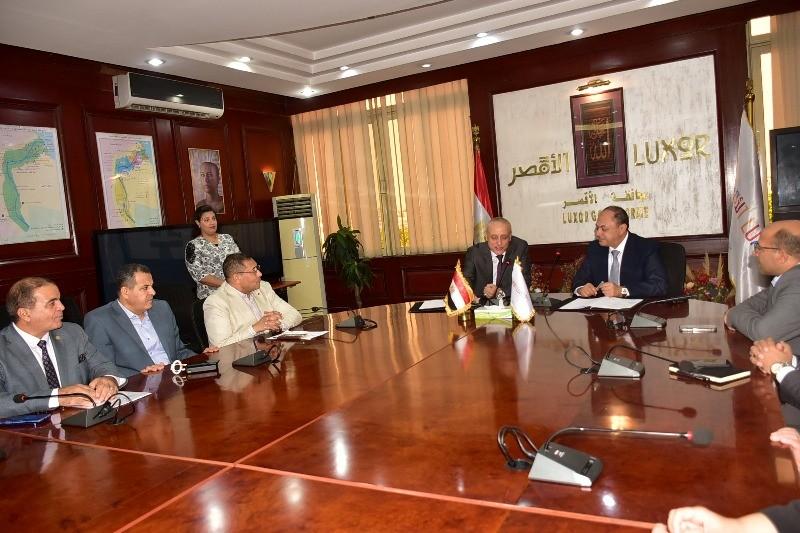 محافظ الأقصر ورئيس هيئة تنمية الصعيد يوقعان عقود إنشاء مشروع مجمع لتصنيع عجينة الطماطم