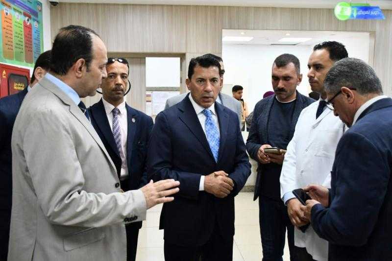 وزير الرياضة يطمئن على الحالة الصحية لمصابي حادث انقلاب ميني باص بطريق العاصمة الإدارية