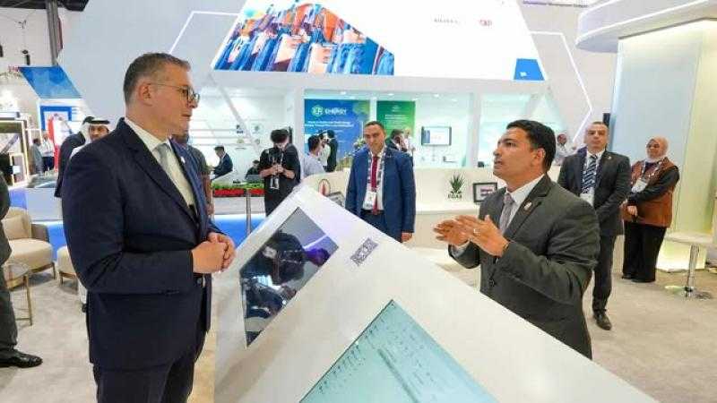 وزير البترول والثروة المعدنية يتفقد الجناح المصري في معرض أديبك