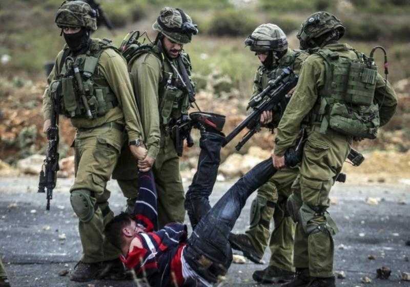 جنود الاحتلال يتفاخرون يجريمتهم بتعذيب الأسرى الفلسطينيين