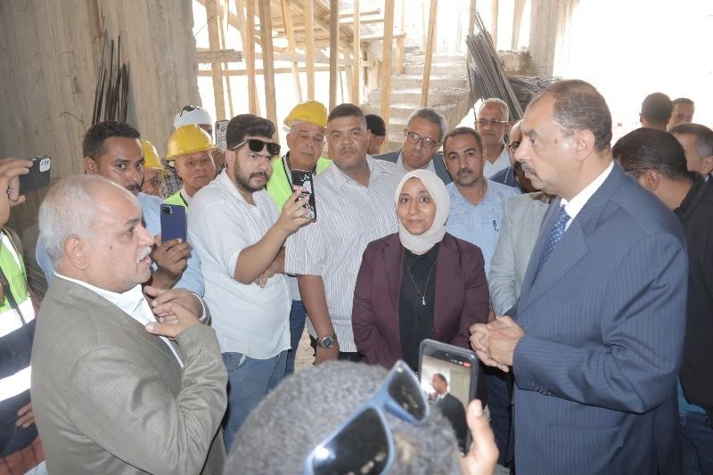 محافظ سوهاج: رصف الطرق المؤدية للمجمع الخدمي لصانعي الأثاث بطهطا