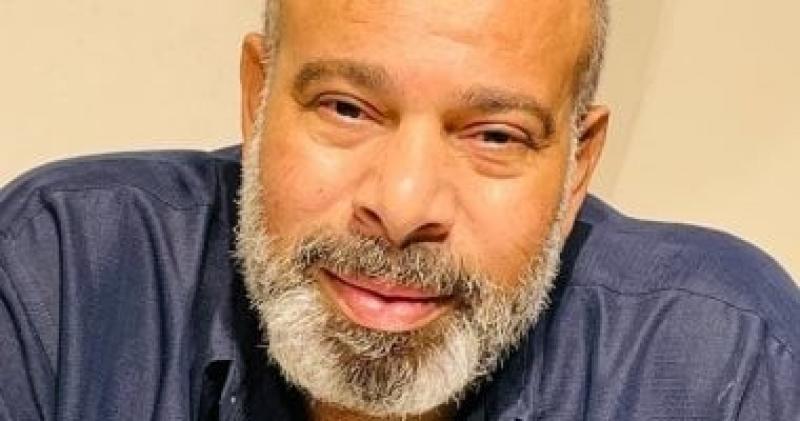 الفنان أحمد الحلواني يبكي بمداخلة تليفزيونية: شفت الموت بعنيا