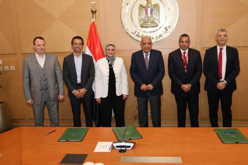 الدكتور محمود عصمت: مواصلة العمل على بناء شبكة قوية ومرنة تستوعب القدرات التوليدية من الطاقات المتجددة وتحقق استقرار واستمرارية التغذية الكهربائية