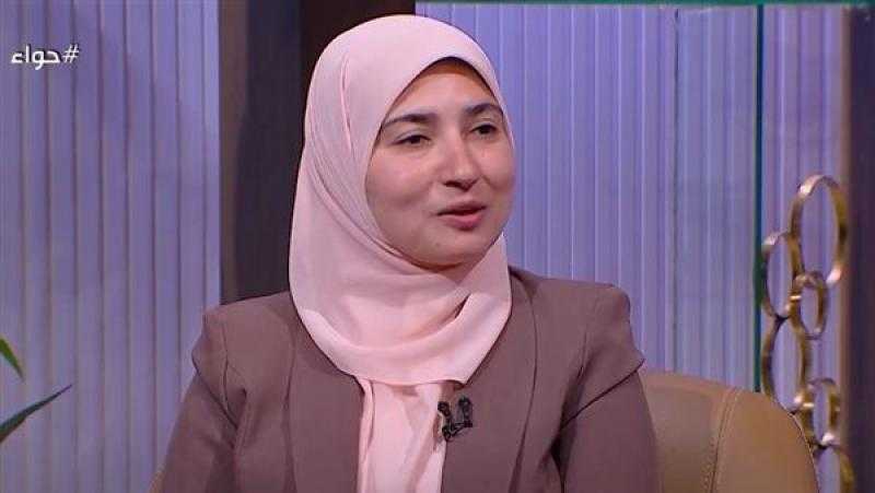 هل تُؤثَّم الزوجة إذا أخفت راتبها الحقيقي عن زوجها؟.. عضو ”الأزهر العالمي” تجيب