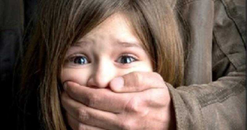 خدعها بالشوكولاتة.. إحالة المتهم بمواقعة طفلة السوبر ماركت للمحاكمة