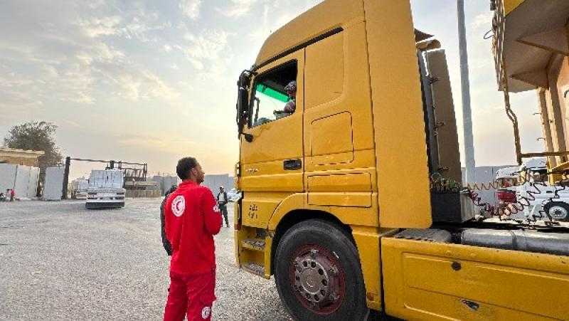 الهلال الأحمر يدفع بنحو 8 آلاف طن مساعدات غذائية وإغاثية إلى غزة عبر قافلة «زاد العزة» الـ 65