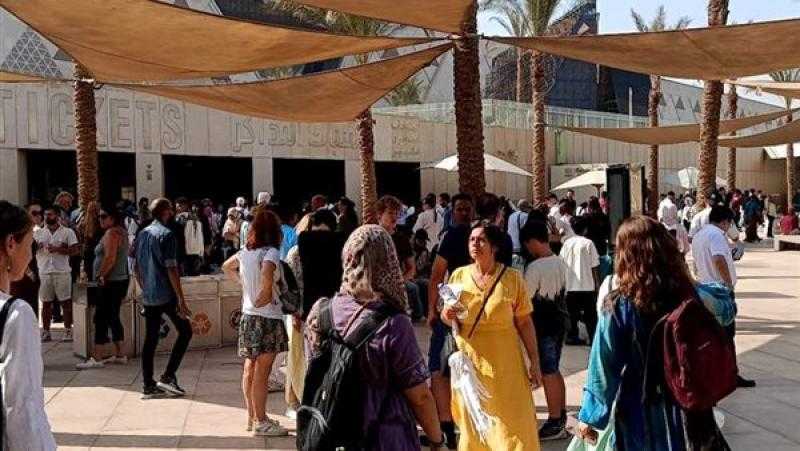 في أول يوم لاستقبال الجمهور.. ازدحام شديد على شباك التذاكر بالمتحف المصري الكبير