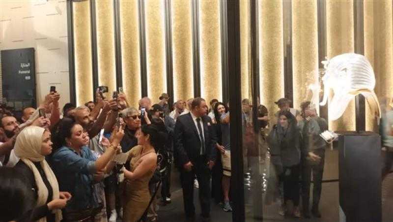 إقبال تاريخي على قاعة الملك الذهبي توت عنخ آمون في أول يوم للقاء عشاقه