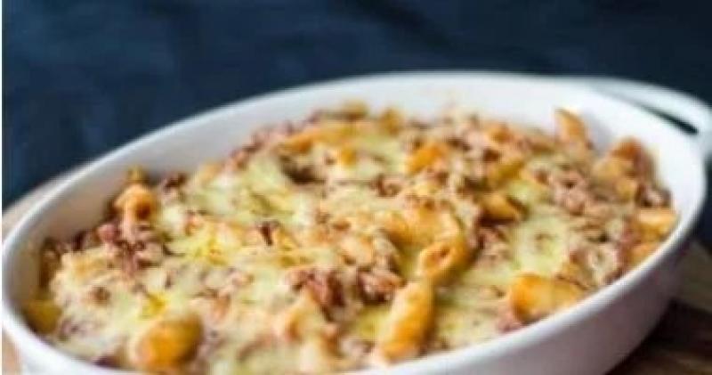 طريقة عمل طاجن المكرونة بالبصل وقطع الدجاج في 5 خطوات