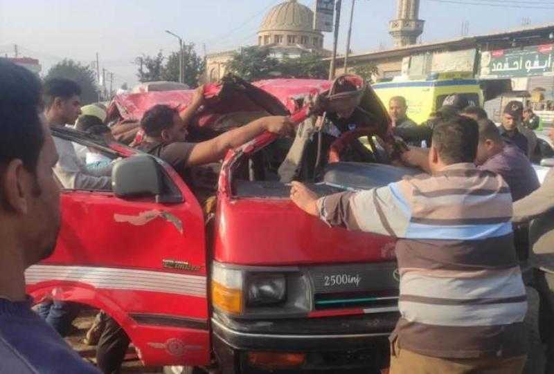 مصرع شخصين وإصابة آخرين في انقلاب ميكروباص بالغربية