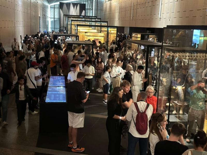 إقبال جماهيري كثيف في أول أيام استقبال الجمهور بالمتحف المصري الكبير