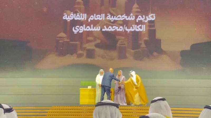 الشيخ سلطان القاسمي يتفقد جناح الهيئة المصرية العامة للكتاب ويكرم الكاتب محمد سلماوي “شخصية العام الثقافية”