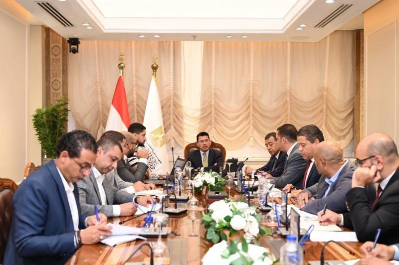وزير الشباب والرياضة يبحث استعدادات استضافة مصر لماراثون زايد الخيري