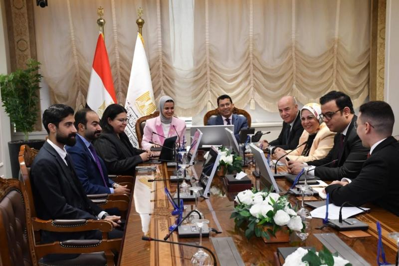 وزير الشباب والرياضة يلتقي وزيرة شؤون الشباب بدولة البحرين