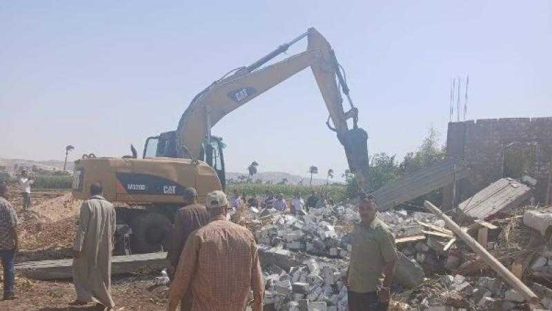 محافظ أسيوط: إزالة 24 حالة تعدِ واسترداد 846 مترًا مربعًا من المباني و3 أفدنة أراضي زراعية